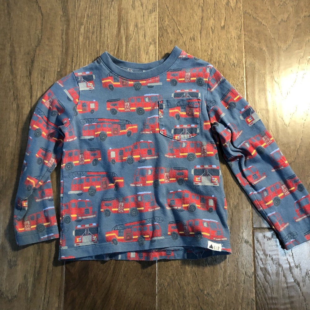 Gap long sleeve fire truck shirt 4t